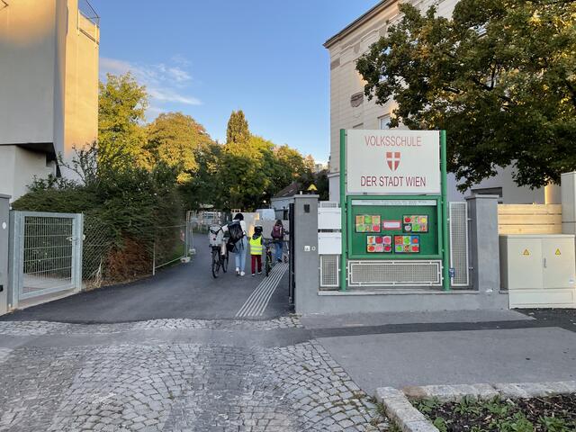 Erste Station: Volksschule Speisinger Straße. | Foto: Kautzky