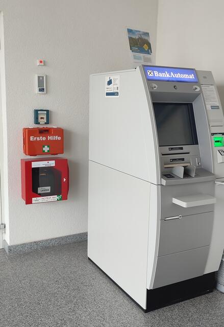 Der Defibrillator befindet sich neben dem Bankomaten. | Foto: Gemeinde