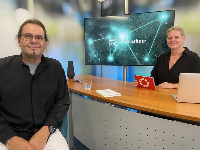 Astrologe Wilfried &amp; Moderatorin Sandra führen dich durch einen weiteren Monat unserer Astro-Show.  | Foto: RegionalMedien NÖ
