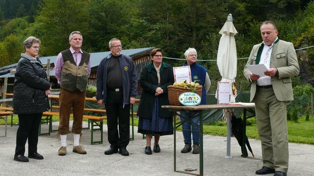 Die glücklichen Besitzer von der "Natur im Garten"-Plakette Anna Jansch, Gerald Hubmer, Robert Schneeberger, Romana Wykydal, Renate Huterberger, und Mag. Roland Kasper
