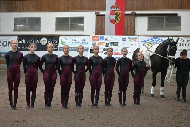 A-Gruppe des UVRV Badhaus:( von li nach re) Sophie Eder, Zoe Andrä, Alina Berger, Leonie Brugger, Julia Hasse, Eva Andrejkulic, Sarah Wurzer, Sarah Kröll, Hanna Lanzendörfer und Longenführerin Gerlinde Brugger mit Pferd Hennthal Sunshine | Foto: privat