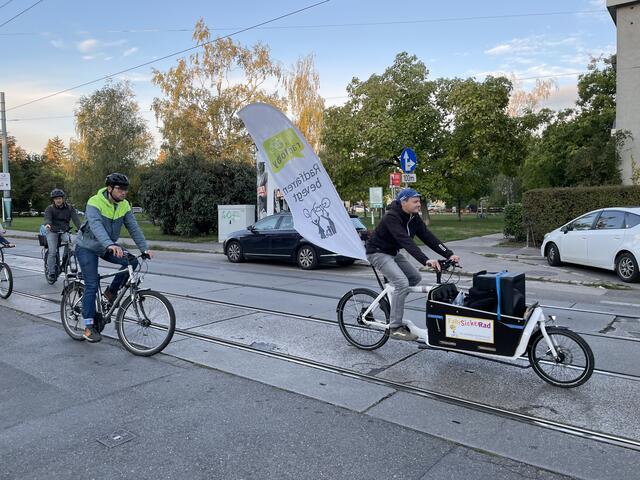 Die Radlobby schickte ein Lastenrad samt Musikuntermalung vorbei: "Ja, wir san mim Radl da...!" | Foto: Kautzky