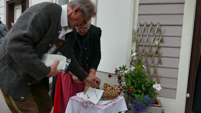 Hilde Auer beim zerteilen des Brotes mit ihren Mann Walter - dem guten Geist für alle Arbeiten rund um die  Kirche
