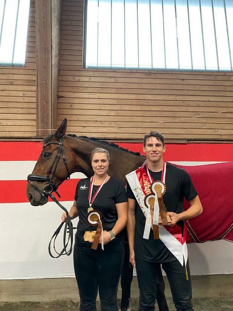 LM Einzel S Valentin Schmid und Longenführerin Tini Limmer mit Pferd Chequilla Sienna | Foto: Pia Lacher