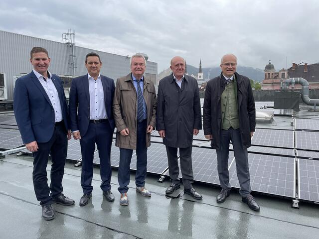 Abg.z.NR. Andreas Kühberger, Centermanager Christian Trampus, LH-Stv. Anton Lang, LCS-Eigentümer Jean-Erich Treu und Landesrat Johann Seitinger bei einer kurzen Besichtigung der neuen Photovoltaikanlage am Dach des LCS  | Foto: RegionalMedien Steiermark