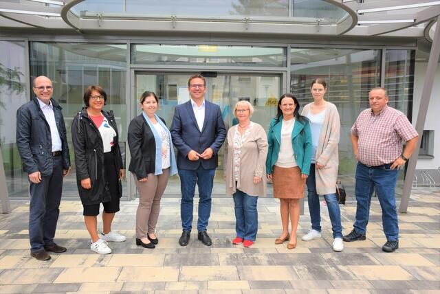 Reinhard Aigner, Stadträtin (für Freizeit, Jugend und Generationen) Elisabeth Asanger, Sara Kremser (Stadtgemeinde), Christian Haberhauer, Regina Öllinger, Helga Seibezeder, Anja Stix, Christian Ludwig vor der Besprechung im Rathaus. | Foto: Stadtgemeinde Amstetten