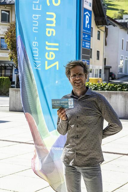 Stephan Obenaus zeigt, welcher Gutschein die Gäste erwartete, die mit dem Rad zum Congress gekommen waren. | Foto: Studio Kopfsache