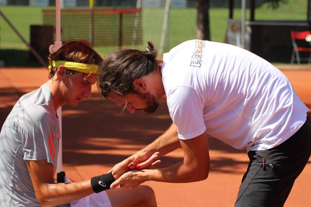 Ob beim ÖSV-Abfahrtsteam oder beim Tennis: Harald Berghold weiß, wo man angreift, wenn es zwickt und zwackt. | Foto: Günter Wagner