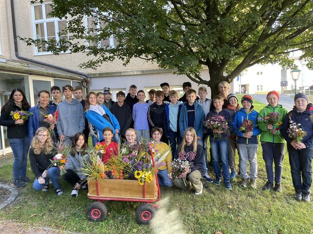 Auch in diesem Schuljahr organisierten Lehrer und Schüler der EMS das Sozialprojekt „Blumen für Afrika“. | Foto: EMS Pyhra