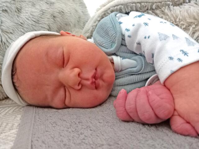 Raphael Franz Ferdinand
Geburt: 21. April 2022
55 cm, 3.830 g
Dominique Moik und Robin Mayer aus Wildon | Foto: Privat