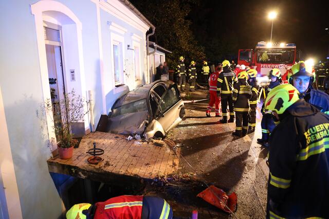 Ein schwerer Verkehrsunfall hat sich auf der B122 in Kremsmünster in der Nacht auf 28. September 2022 ereignet. | Foto: laumat.at/Matthias Lauber