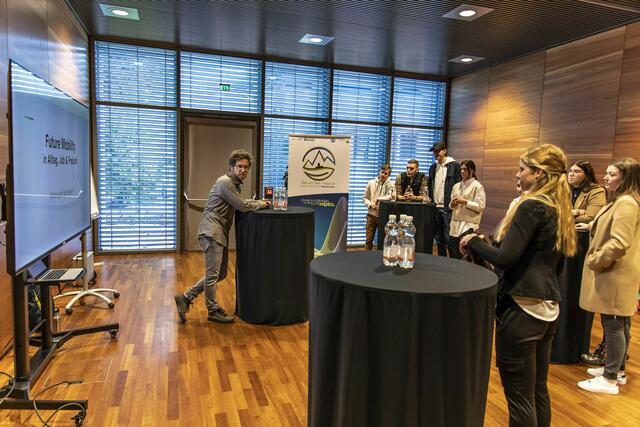Eine Schulklasse der Landesberufsschule Zell am See durfte an einem Workshop zum Thema Mobilität der Zukunft teilnehmen. | Foto: Studio Kopfsache