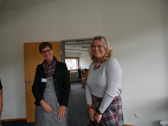 Auch Karoline Altmann-Kogler von Frau und Arbeit gratulierte zu den neuen Räumlichkeiten. Hier mit Kathrin Fuchs der fachlichen Leiterin für Sozialarbeit.