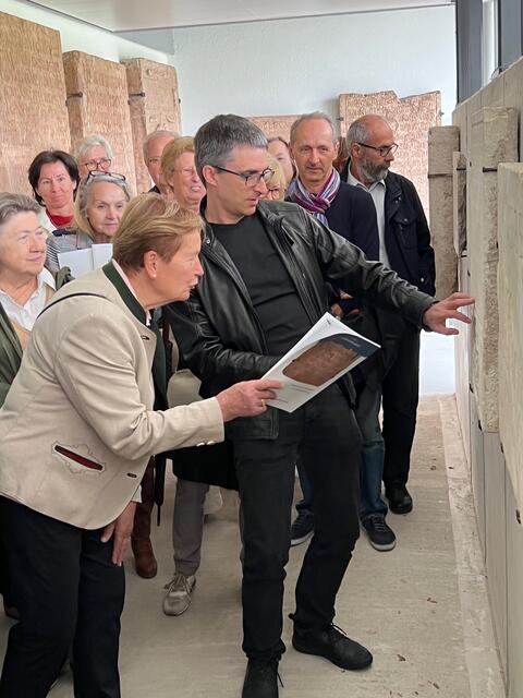 Die Besucher:innen zeigten großes Interesse am neuen Lapidarium in Enns. | Foto: Museumverein Lauriacum