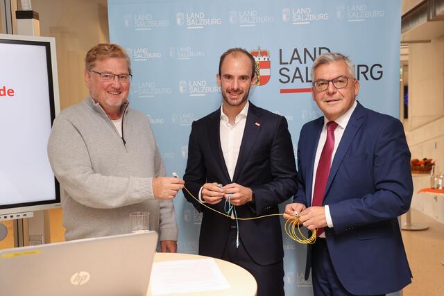 Präsentierten die weitere Stufe des Breitbandausbaues in Salzburg: Thomas Punzenberger (Geschäftsführer CopaData), Staatssekretär Florian Tursky und Landesrat Josef Schwaiger. | Foto: Land Salzburg / Franz Neumayr