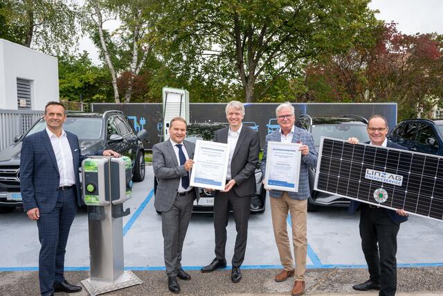 Rupert Pabinger und Reinhard Leutgeb, Geschäftsführung Pappas, Josef Siligan, Vorstandsdirektor Linz AG, Bernd Freisais, Geschäftsführer LINZ-ENERGIESERVICE und Harald Kriechbaum, Betriebsleiter Harald Kriechbaum; | Foto: fotokerschi