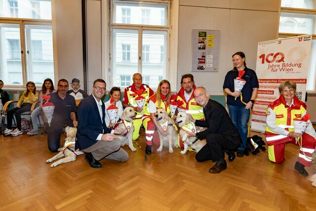 Kinder, Dompfarrer Toni Faber und Bildungsdirektor Heinrich Himmer erlebten einen "tierischen Besuch" mit den Therapie-Hundestaffel aus Favoriten. | Foto: ASBÖ Favoriten