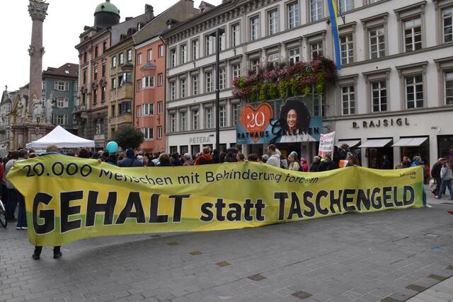 20.000 Menschen in Tirol erhalten für ihre Arbeit nur ein Taschengeld, statt eines echten Lohns.  | Foto: Michael Steger