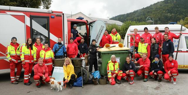 Die Helferinnen und Helfer der Wasserrettung und der Feuerwehr Villach mit dem aus dem See geborgenen Müll und Unrat. | Foto: ÖBf. Archiv/M. Kampitsch (4)