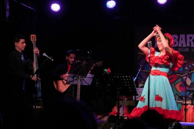 Valiente, die in Buenos Aires geboren und aufgewachsen ist, entdeckte früh ihre Liebe zur Musik. | Foto: Robert Peres