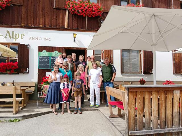 Bgm. Helmut Mall (re.) dankte im Namen der Gemeinde St. Anton am Arlberg dem Almpersonal der Putzen Alpe. | Foto: Stark