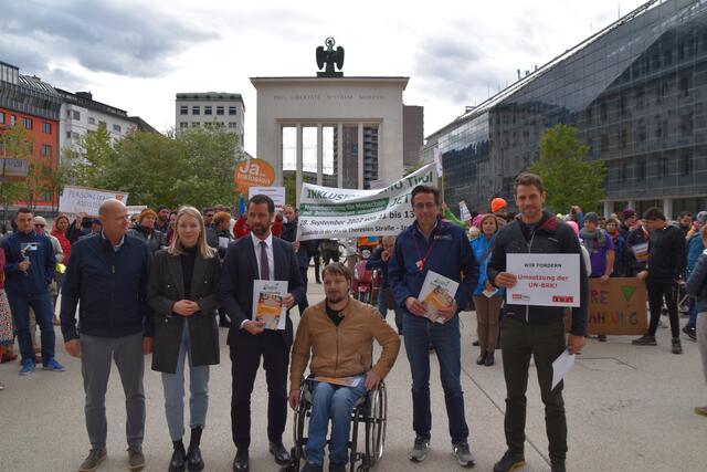 Einige politische Vertreter nahmen den Forderungskatalog entgegen.  | Foto: Michael Steger