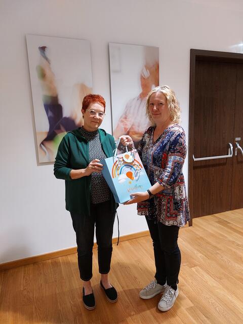 Christa Ensberger übregibt den Vorsitz der ÖGB-Frauen an Sandra Renner. | Foto: ÖGB