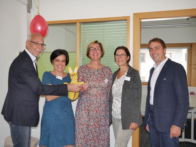Bürgermeister Günther Mitterer übergab den Schlüssel an Renate Oswald-Zankl und Karin Hochwimmer. Michaela Schernthanner (Psychologin bei Pepp) und Rudolf Huber (ÖVP St. Johann) freuen sich mit.