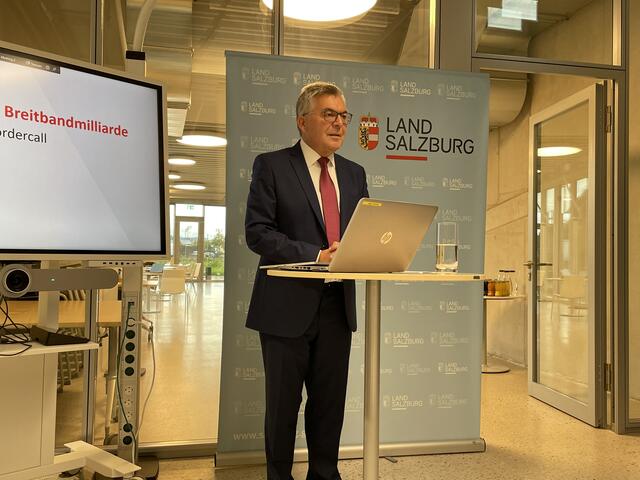 Landesrat Josef Schwaiger bei der Pressekonferenz meint: "Der Internetanschluss ist die Zukunft und ohne den hat das Land halt wenig Zukunft."  | Foto: sm