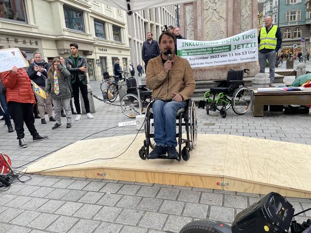 Roman Scamoni und vielen anderen Menschen mit Behinderung reicht es.  | Foto: Michael Steger