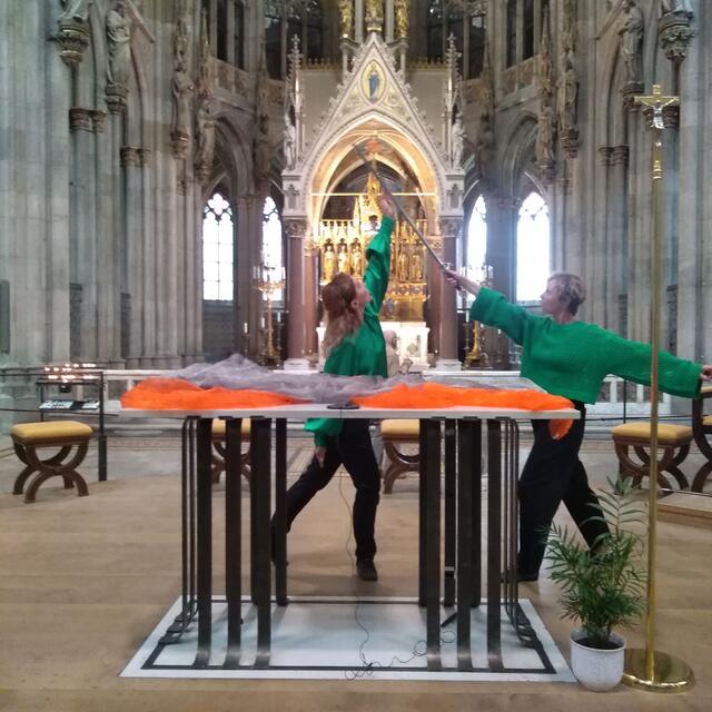 J^sWord Tanzmedi(t)ation am Pfad der Gleichnisse, Votivkirche, Bibel Pfad 2022
Konzept, Choreo, Tanz: Tatjana christelbauer
Tai Chi Schwert: Ursula Wagner | Foto: Tatjana Christelbauer