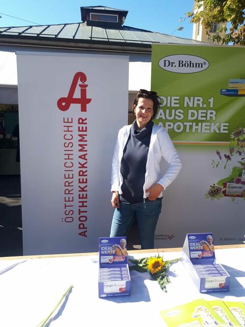 Beim "Langen Tag der Demenz" informierte Apothekerin Elisabeth Eder am Stand der Apothekerkammer am Kaiser Josef Platz über Symptome, Behandlung und Unterstützungsangebote.  | Foto: Österreichische Apothekerkammer 