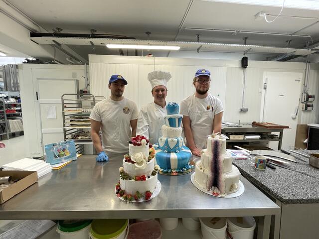 Cyrill Dunka (r.) ist im zweiten Lehrjahr in Klaus Hanauers (M.) Supercake-Tortenbackstube in der Breitenfurter Straße 351. | Foto: Kautzky