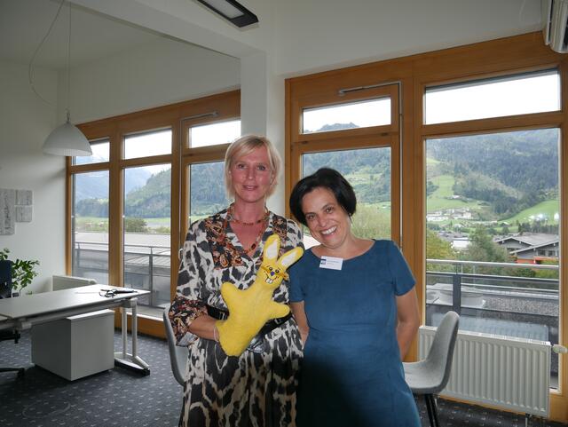 Vize-Bürgermeisterin Evi Huber mit "Peppi" und Geschäftsführerin Renate Oswald-Zankl.