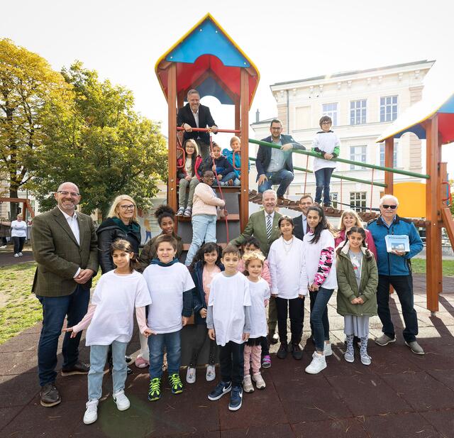 Stadtrat Norbert Horvath, Direktorin Hermine Römer, Zweiter Vizebürgermeister Rainer Spenger, Bürgermeister Klaus Schneeberger, Gemeinderat Philipp Gerstenmayer, Bildungsstadtrat Philipp Gruber, ASO-Leiterin Petra Hoza und Chronist Günter Wiesenhofer mit Schülerinnen und Schülern der VS Josefstadt sowie der ASO. | Foto: Stadt Wiener Neustadt/Weller