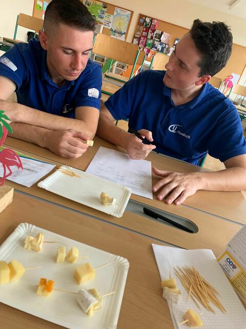 Käsesensorik v.l.n.r.: Florian Tischlinger, Patrick Ginzinger (Landjugend Moosbach 2) | Foto: Bezirkslandjugend Braunau