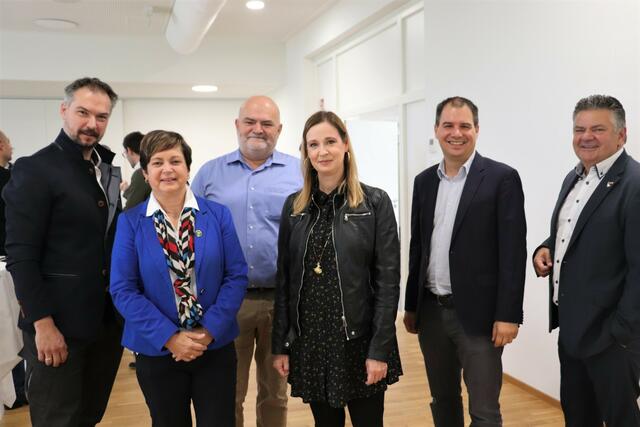 Waltraud Walch (2.v.l.) mit Josef und Irina Schinnerl, Michael Schickhofer sowie Michael Hohl und Horst Baumann vom Wirtschaftsbund (beide außen). | Foto: Edith Ertl