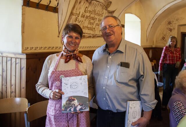 Karin Nagl und Alfons Weiss mit dem Kochbuch:
"Schmankerl aus den Küchen des Marchfeldes". | Foto: Regina Courtier