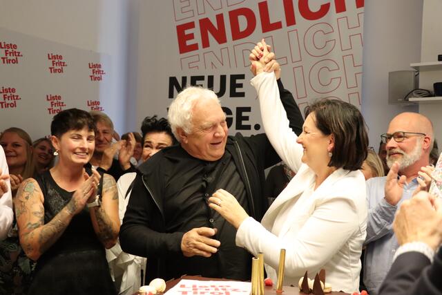 Freudentänzchen bei der Liste Fritz nach der Bekanntgabe des Wahlergebnisses. | Foto: BezirksBlätter Innsbruck