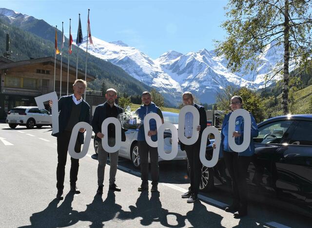 Johannes Hörl (Vorstand Großglockner Hochalpenstraßen AG), LAbg. Hannes Schernthaner (Bürgermeister Fusch), Martin Preis (70 Millionster Besucher), Roland Rauch (Geschäftsführer Ferienregion Nationalpark Hohe Tauern GmbH) und Celine Egger (Kassenmitarbeiterin Großglockner Hochalpenstraße) | Foto: GROHAG