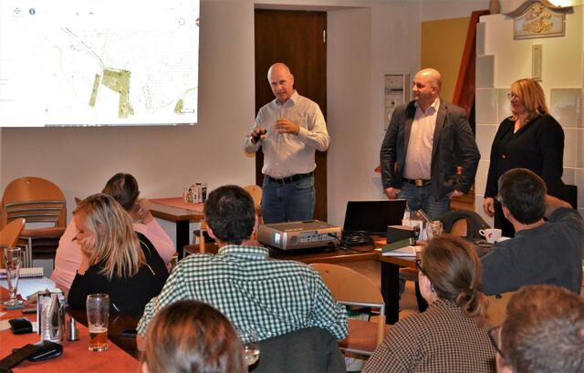l.: Referent der Landwirtschaftskammer OÖ Christoph Zaussinger, Bauernbund Bezirksobmann Thomas Kraxberger, Bezirksbäuerin Claudia Ritzberger. | Foto: Bauernbund/Seiringer