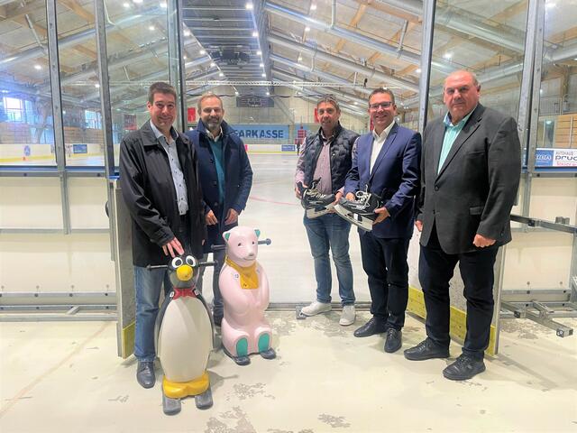 Stadtrat Stefan Jandl, Geschäftsführer Mag. Christoph Heigl, Christoph Reiter (Betriebsleiter Pölz-Halle, Sporthalle, Eishalle), Bürgermeister Christian Haberhauer, Reinhard Walter (Betriebsleiter Bäder)
 | Foto: Stadtgemeinde Amstetten