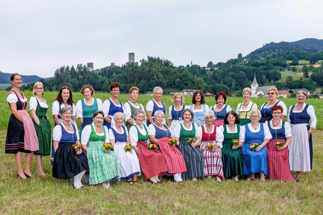 Der Traditionsverein der Bänderhutfrauen Liebenfels vor der herrlichen Kulisse der Burgruine Hochliebenfels.  | Foto: Bänderhutfrauen Liebenfels 