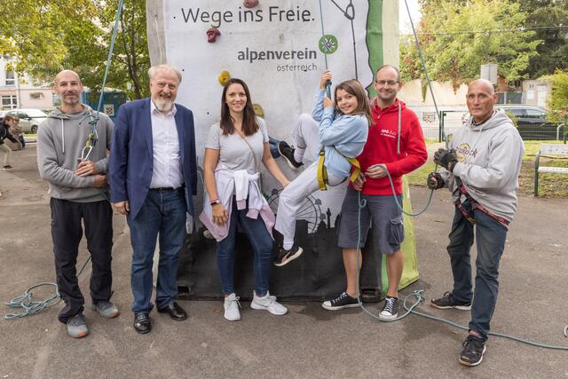 Auch der Alpenverein war mit einer Kletterwand beim Fest dabei. Am Foto: Gerhard Schmid (2.v.l.) und Marcel Höckner (2.v.r.). | Foto: Kulturverein Hietzing