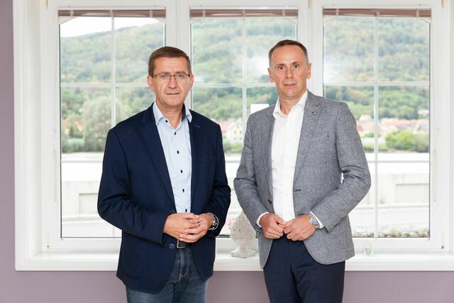 Gemeinsamer Appell an den Bund, auch die Sportvereine aufgrund der stark steigenden Energiekosten zu unterstützen: Die Wirtschafts- und Sport-Landesräte von Oberösterreich und Niederösterreich, Markus Achleitner und Jochen Danninger. | Foto: Gerald Lechner