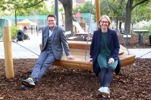 Jürgen Czernohorszky und Michaela Schüchner (SPÖ) bei der Eröffnung des neuen Reinlparks.  | Foto: PID/VOTAVA