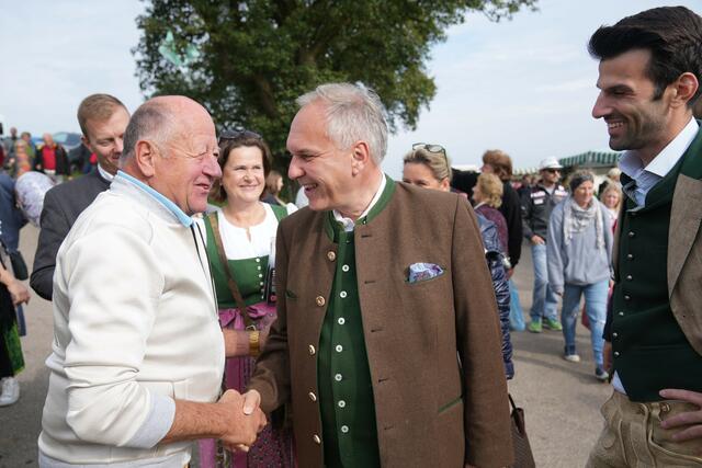 FPÖ-Bundespräsidentschaftskandidat Walter Rosenkranz (Mitte) führte am Kollmitzberger Kirtag zahlreiche Gespräche mit Besuchern wie Karl Huber (l.). Auch LPO Udo Landbauer (r.) sowie (im Hintergrund) gf.BezPO Alexander Schnabel, BezPO Edith Mühlberghuber und Susanne Rosenkranz waren mit dabei.  | Foto: FPÖ