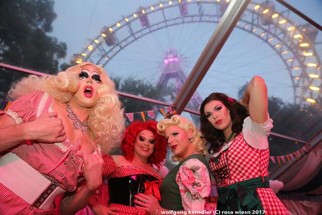 Schillernde Kostüme und ausgelassene Stimmung: Die Rosa Kaiserwiesn lädt zum queeren Trachtenevent in den Prater. | Foto: Wolfgang Kerndler