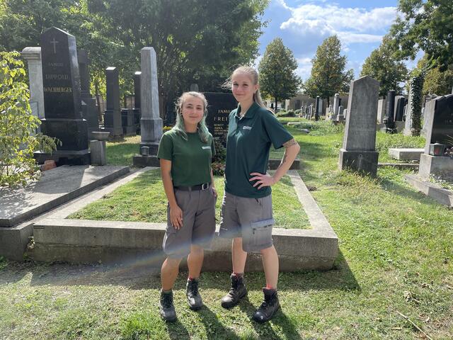 Aurora Slama (l.) und Alisa Wenzelburger werden derzeit als Friedhofsgärtnerinnen am Zentralfriedhof im 11. Bezirk ausgebildet. Sie wollen künftig weiterhin hier arbeiten. | Foto: Teischl/RMA