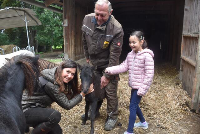 Die Tiernamensgeberin Birgit Brandner-Wallner liebkost in Anwesenheit ihres Patenkindes und des Cheftierpflegers Stefan Hammelmüller ihr Patenttier Shetland Pony „Rosinante“.
 | Foto: Bildcredit Herbert Stoschek